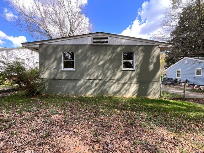 Foto del edificio - Near High Point University! Three bedroom cottage off University Pkwy in High Point
