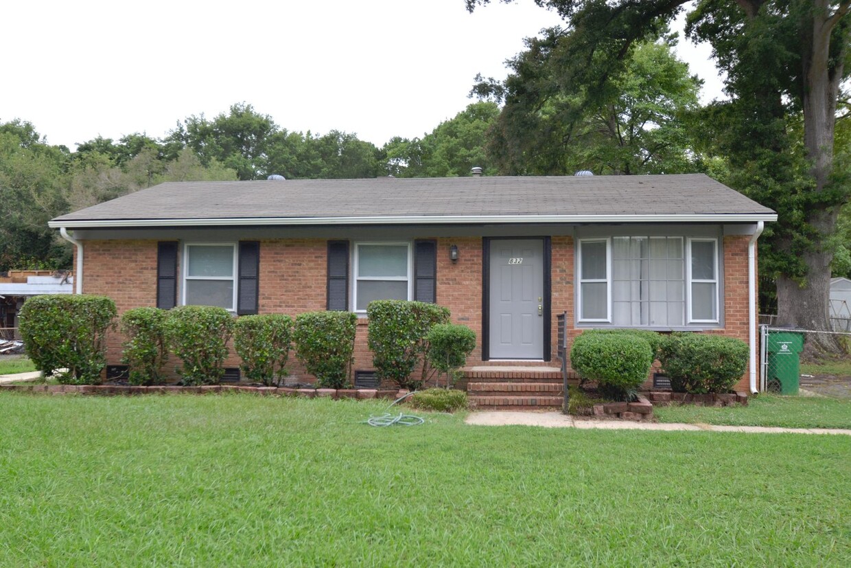 Foto principal - Ranch 3 bed 2bath Garage Fenced back yard ...