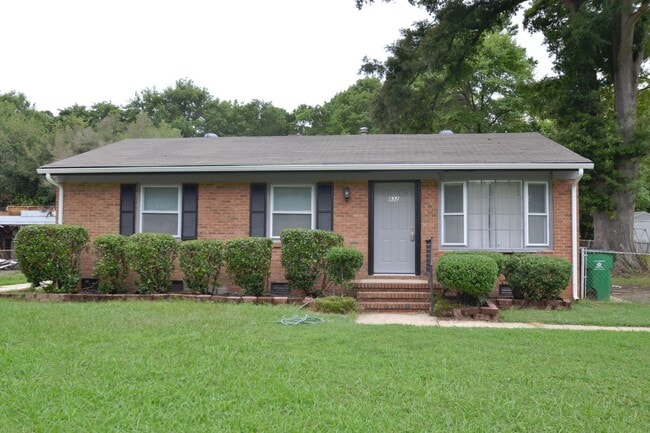 Ranch 3 bed 2bath Garage Fenced back yard - near Whitewater Center/I-485 - Ranch 3 bed 2bath Garage Fenced back yard - near Whitewater Center/I-485 House