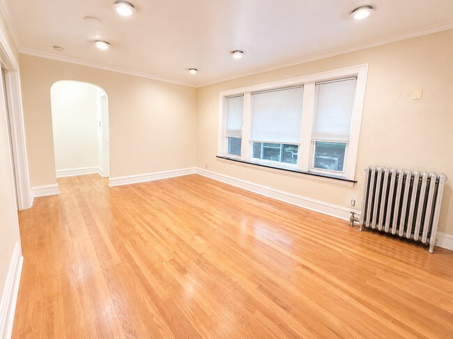 Foto del edificio - 2044 W Farragut Ave