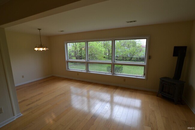 Building Photo - 830 S Woodlawn Ave