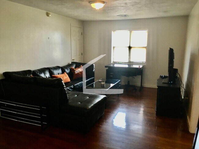 Building Photo - NICE BRIGHTON 2 BEDROOM ALONG TRAIN LINE W...