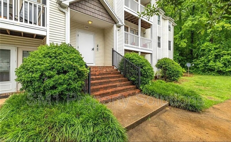 Foto principal - 2328 W Vandalia Rd