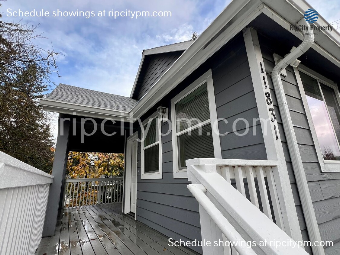 Foto principal - Free Rent! Remodeled 3-Bedroom, 2-Bath Top...