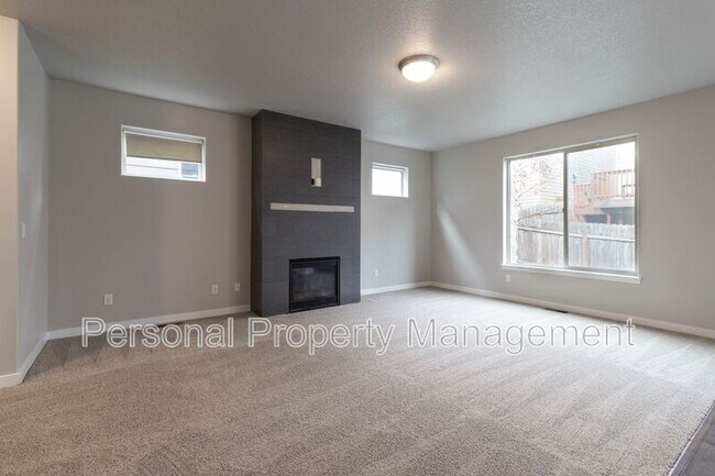 Building Photo - 5912 NE 47th St