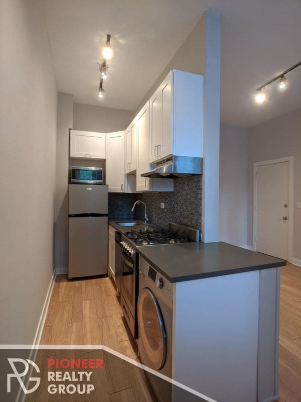 Building Photo - 511 W Belmont Ave
