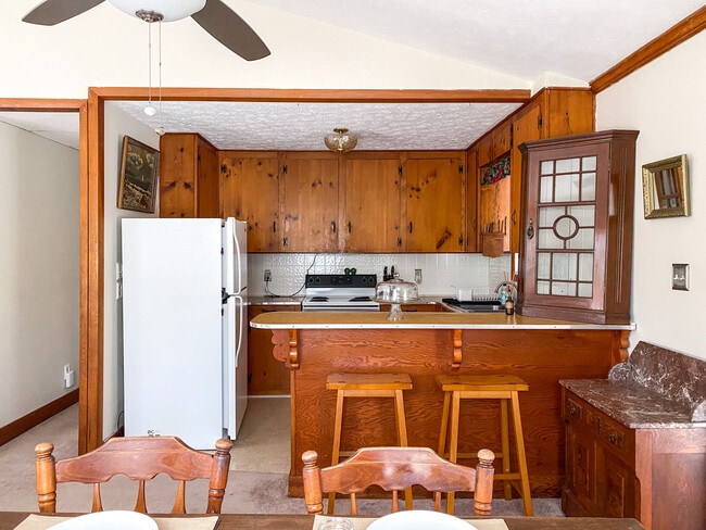 Kitchen area - 520 Timberlake Dr