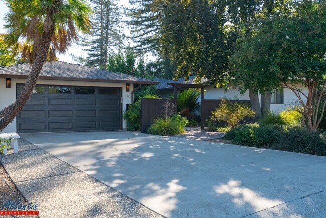 Foto del edificio - Beautiful Los Gatos Home | Remodeled | Swi...