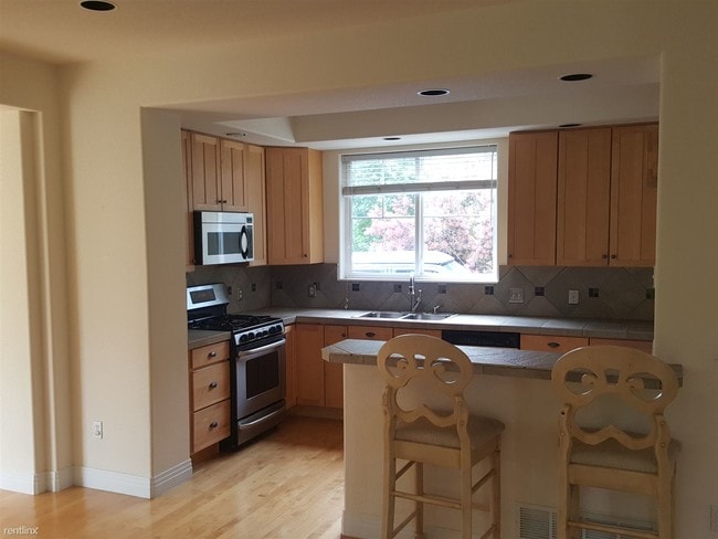 Building Photo - 506 Flicker Ave