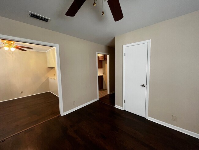 Foto del edificio - Half off the first Full Months rent! Secti...