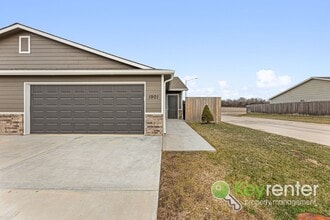 Building Photo - 1903-1903 E 69th Ct N