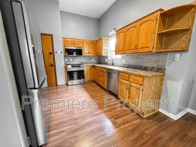 Building Photo - 1205 N Sunset Dr