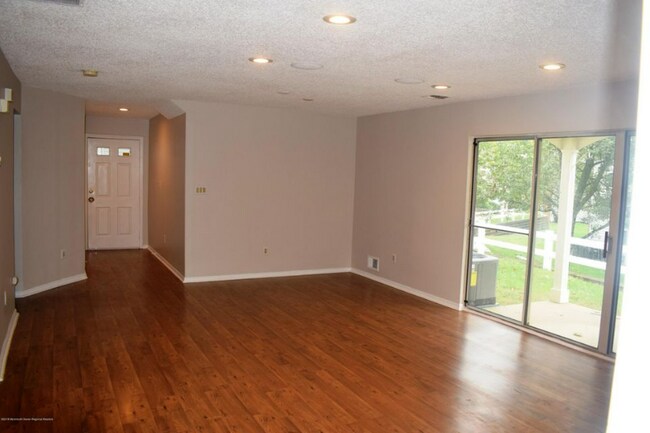 Building Photo - 225 Tulip Ln
