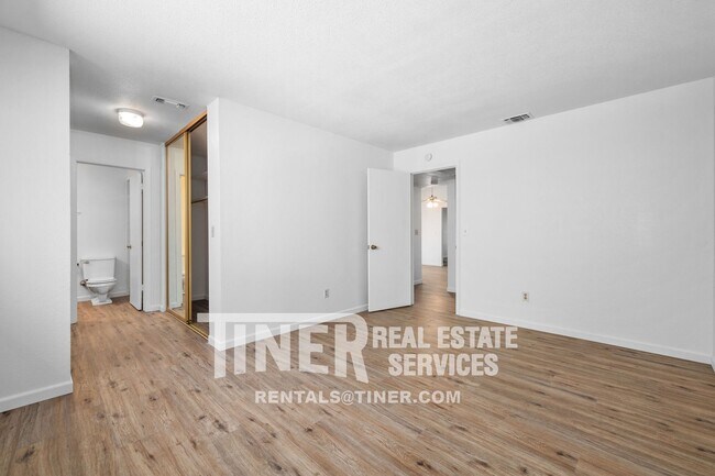 Foto del edificio - Carmichael 2 Bedroom Duplex