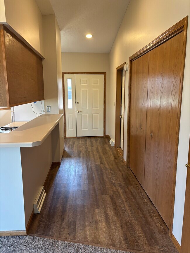 Vista de la entrada desde la sala de estar. - 573 Timber Creek Cir