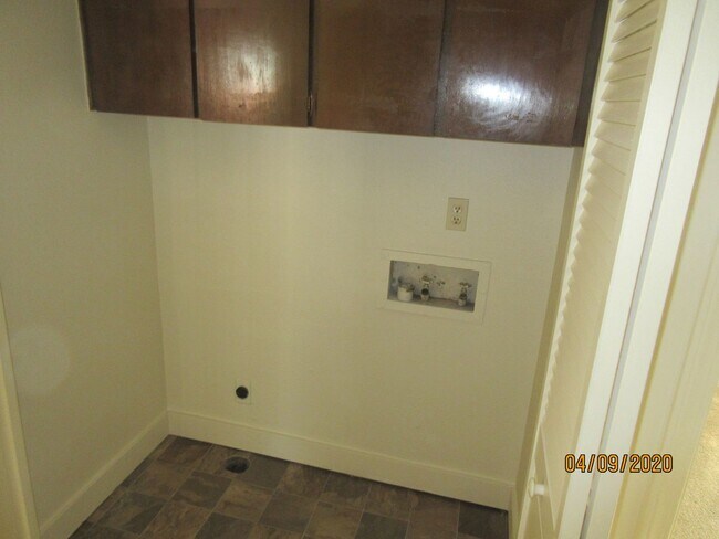 Building Photo - (905) Draper Apartments - 3 Bed / 1.5 Bath...