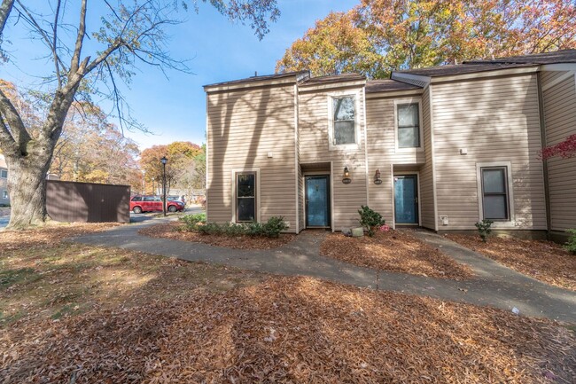 Building Photo - Cozy townhome in Greensboro NC