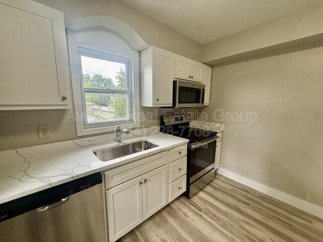 Foto del edificio - 927 N Elm Ave