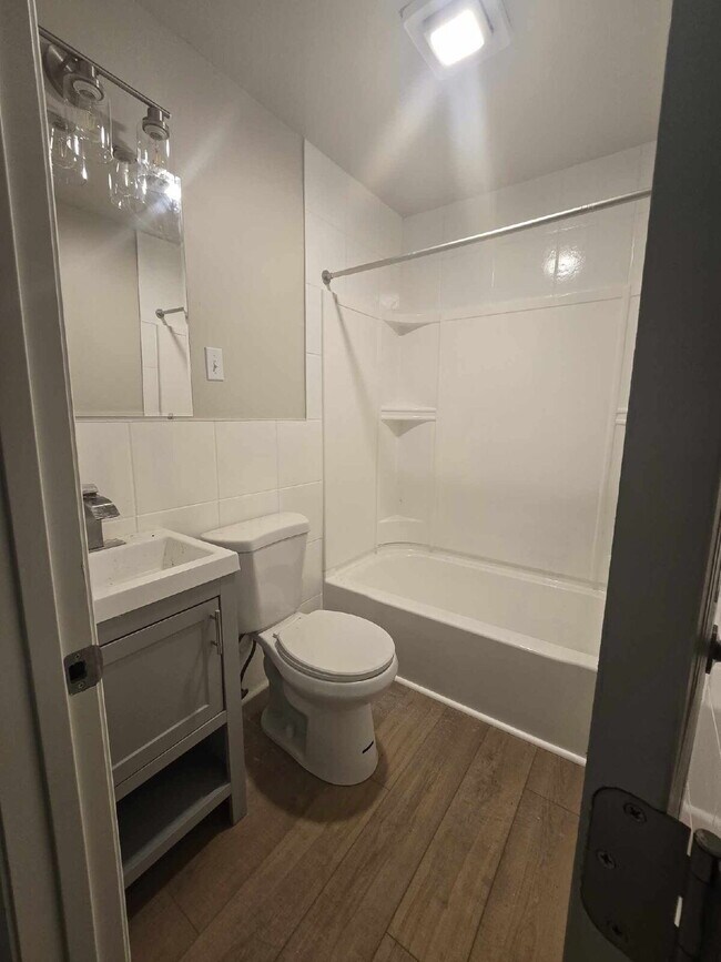 Building Photo - Updated 2 Bed/1 Bath - Relaxed, Spacious Living in Knoxville's Favorite Neighborhood—Fountain City!