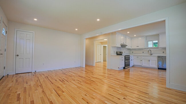 Building Photo - 25 Oakleaf Dr