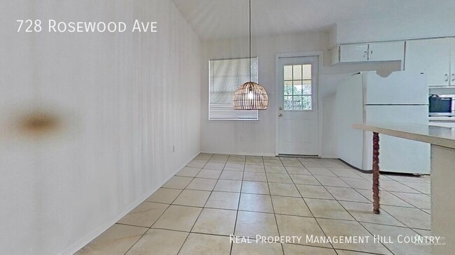Foto del edificio - 728 Rosewood Ave