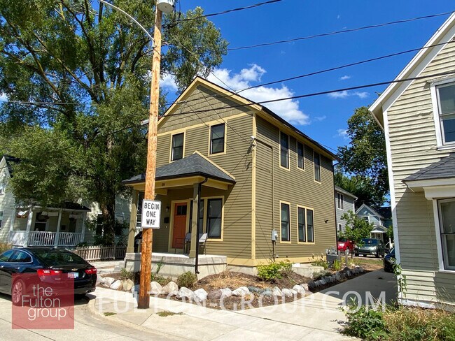 Building Photo - 336 Donald Plz SE