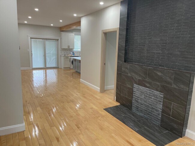 Foto del edificio - 81-34 169th St