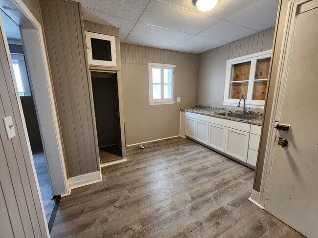 Building Photo - Three Bedroom, Two Full Bath Single Family...