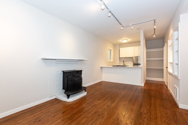 Foto del edificio - Pacific Heights: Remodeled Garden Apartment w/ Shared Patio One Block from the Presidio
