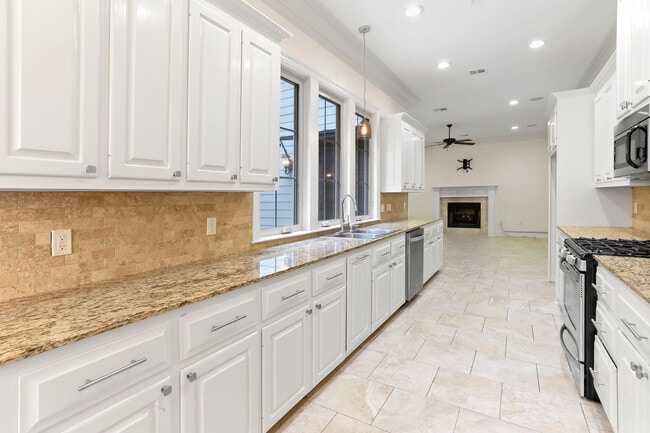 Photo - 2437 Fiero St House