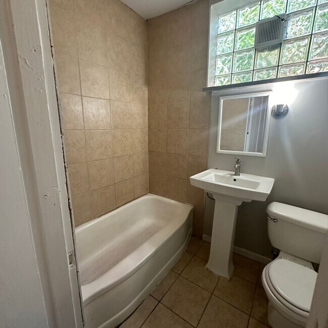 Foto del edificio - 4642 Farlin Ave