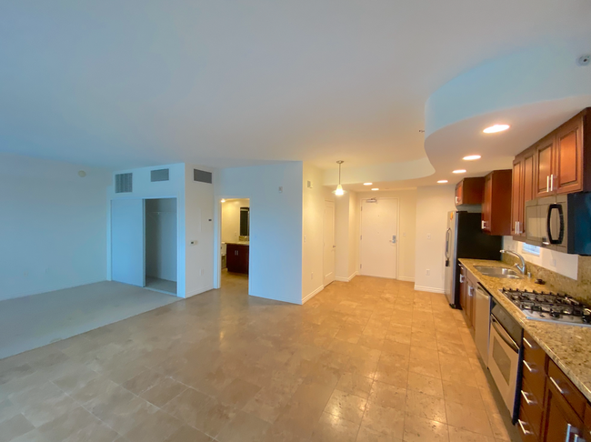 Building Photo - Open Floorplan Condo in Downtown High-Rise