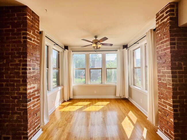 Foto del edificio - {200 - 204} Charming Plaza/Westport Condo ...