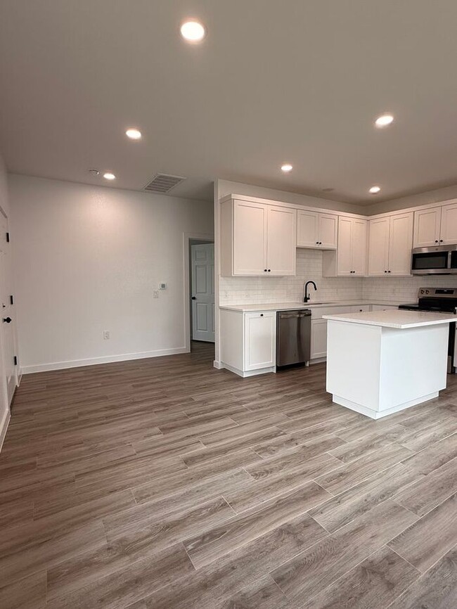 Building Photo - Charming 2 Bedroom / 2 Bath Bungalow