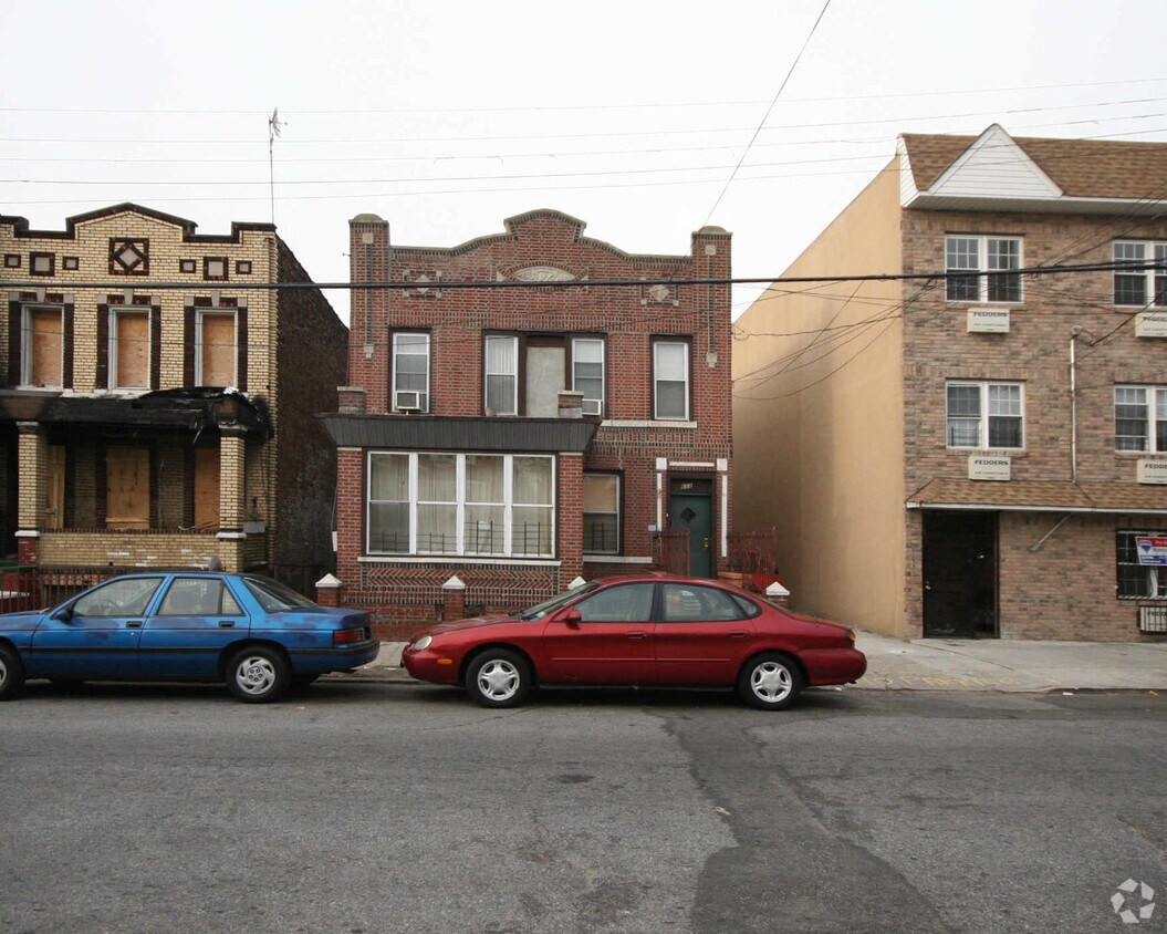 Primary Photo - 658 Ashford St