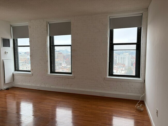 Foto del edificio - Dupont Circle Studio Apartment W/Roof Top & Front Desk Available Now!