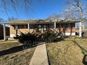 Building Photo - 2210 NE 77th St