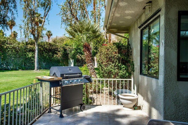 Foto del edificio - 2205 Oakcrest Dr