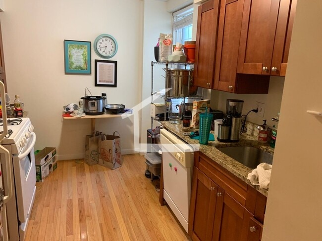 Building Photo - Nice 1 bed steps from BC