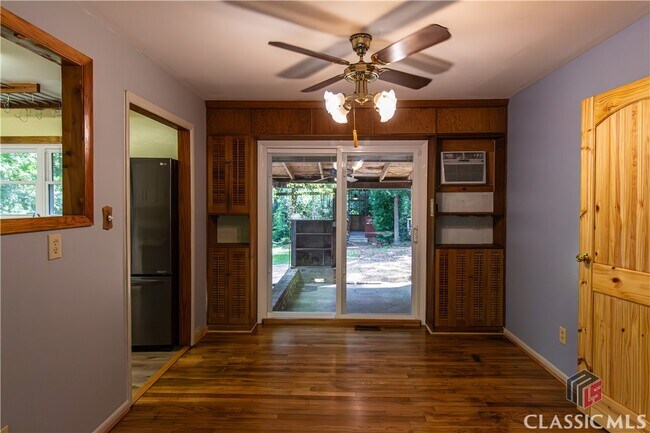 Foto del edificio - 1037 College Station Rd