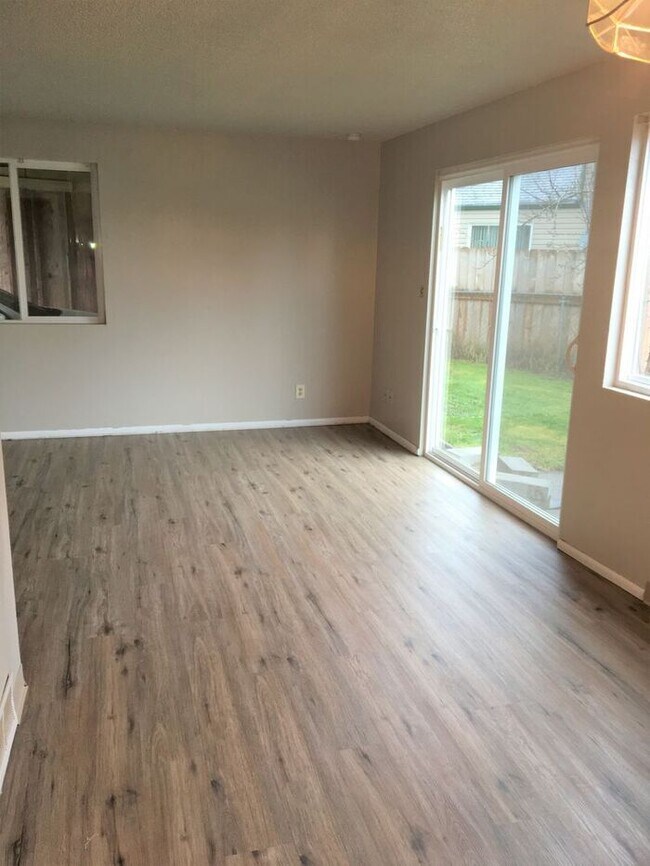 Foto del edificio - Sumner Townhome Duplex W/D w/ 1 car carport FREE JAN