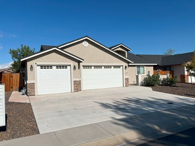 Building Photo - Three Bedroom on the Golf Course in Fer...