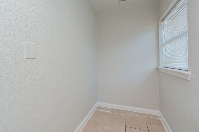 Building Photo - 2118 THONIG-