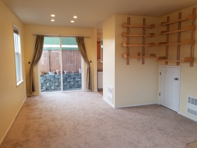 Foto del edificio - Charming Two Bedroom Town Home New Carpets...