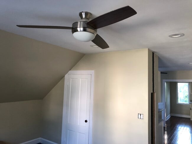 Sala de estar con armario profundo - 16 Tecumseh Street