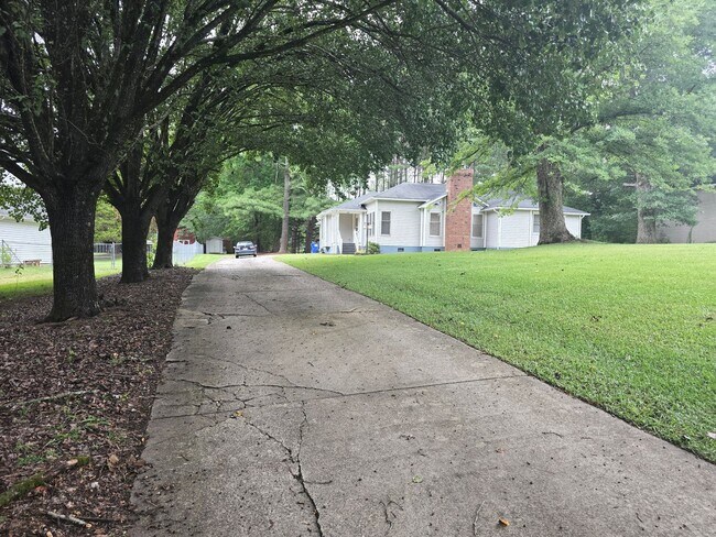 Foto del edificio - Quiet Neighborhood- Large Lot- Shed- Enclosed Sunroom! Community Pool & Tennis Courts!
