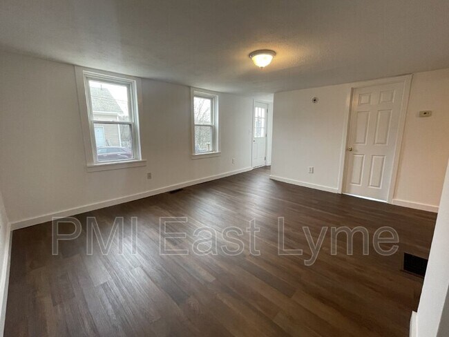 Foto del edificio - 19 Railroad Ave