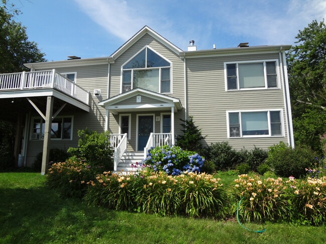 Building Photo - 105 Town Farm Rd
