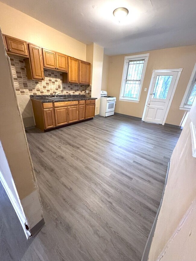 Building Photo - Nice Spacious Home with Backyard for Rent