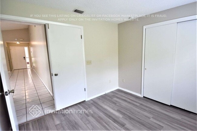 Foto del edificio - 427 Red Coat Ln